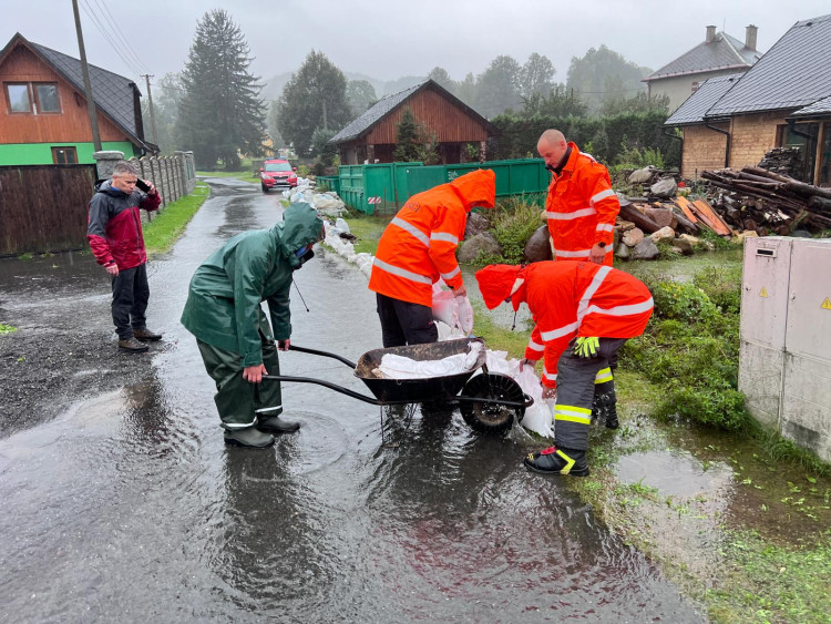 FOTOGALERIE: Hasiči zasahují v Olomouckém kraji kvůli povodním a větru