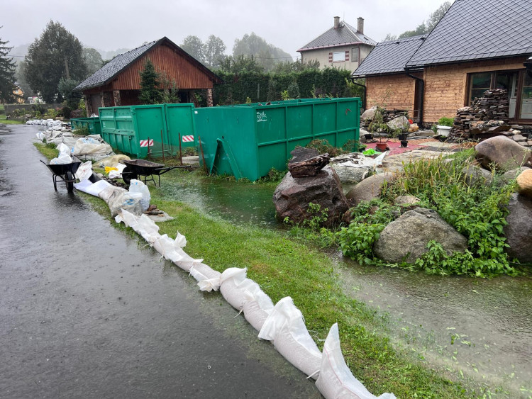 FOTOGALERIE: Hasiči zasahují v Olomouckém kraji kvůli povodním a větru