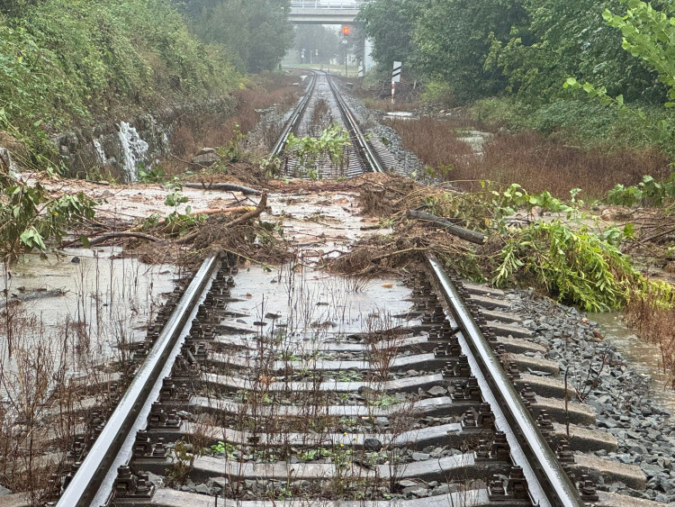 FOTOGALERIE: Hasiči zasahují v Olomouckém kraji kvůli povodním a větru