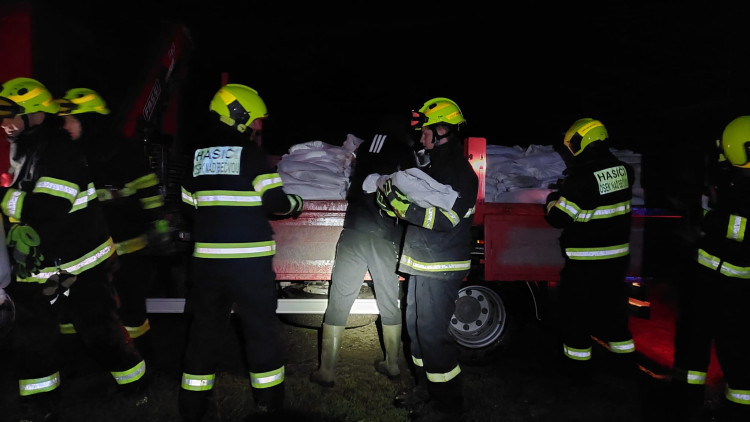 FOTOGALERIE: Hasiči zasahují v Olomouckém kraji kvůli povodním a větru