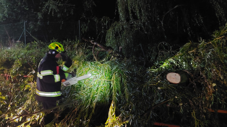 FOTOGALERIE: Hasiči zasahují v Olomouckém kraji kvůli povodním a větru