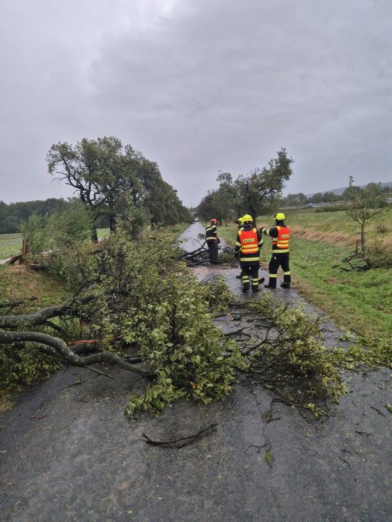 FOTOGALERIE: Hasiči zasahují v Olomouckém kraji kvůli povodním a větru