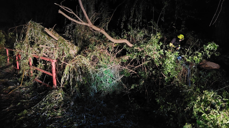 FOTOGALERIE: Hasiči zasahují v Olomouckém kraji kvůli povodním a větru