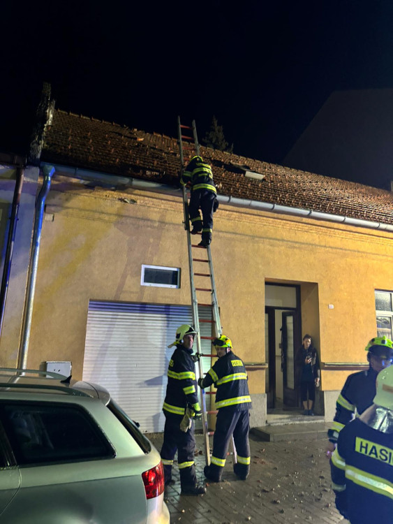 FOTOGALERIE: Hasiči zasahují v Olomouckém kraji kvůli povodním a větru