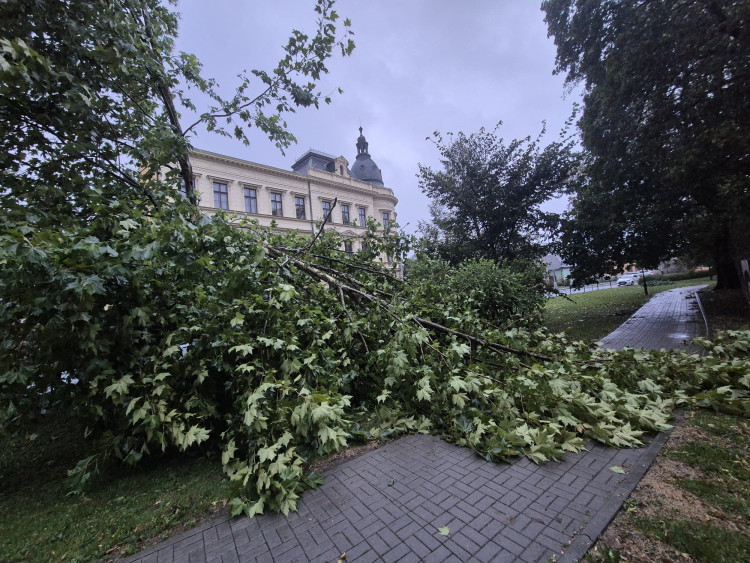 FOTOGALERIE: Hasiči zasahují v Olomouckém kraji kvůli povodním a větru