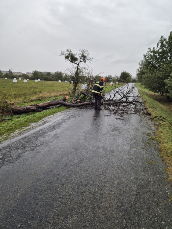 FOTOGALERIE: Hasiči zasahují v Olomouckém kraji kvůli povodním a větru