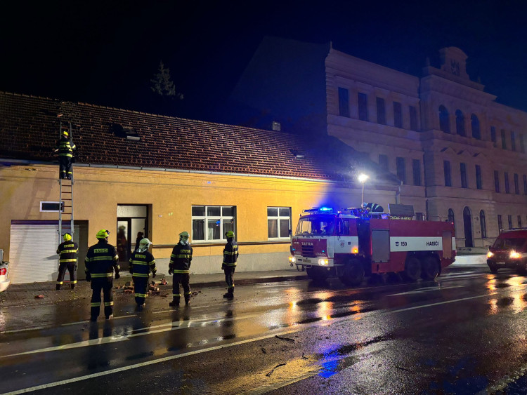 FOTOGALERIE: Hasiči zasahují v Olomouckém kraji kvůli povodním a větru