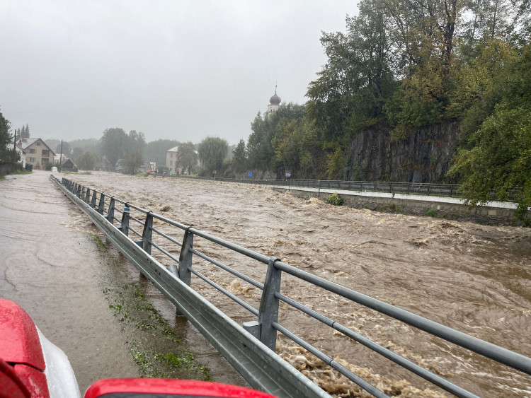 FOTOGALERIE: Hasiči zasahují v Olomouckém kraji kvůli povodním a větru