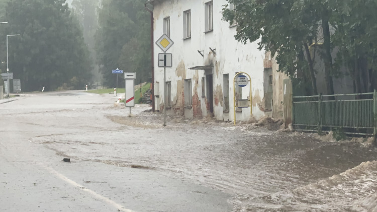 FOTOGALERIE: Hasiči zasahují v Olomouckém kraji kvůli povodním a větru