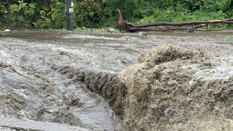 FOTOGALERIE: Hasiči zasahují v Olomouckém kraji kvůli povodním a větru