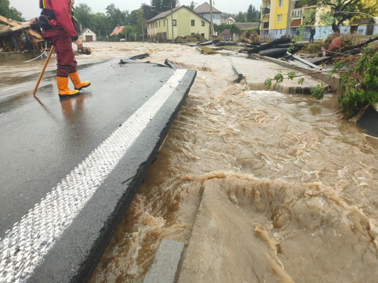 FOTOGALERIE: Hasiči zasahují v Olomouckém kraji kvůli povodním a větru