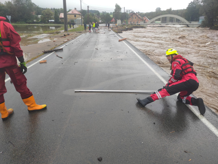 FOTOGALERIE: Hasiči zasahovali Olomouckém kraji kvůli povodním, nyní odstraňují následky