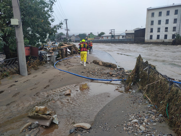 FOTOGALERIE: Hasiči zasahovali Olomouckém kraji kvůli povodním, nyní odstraňují následky