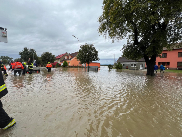 FOTOGALERIE: Hasiči zasahovali Olomouckém kraji kvůli povodním, nyní odstraňují následky