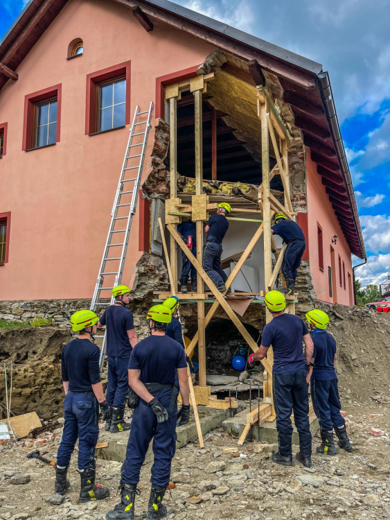 FOTOGALERIE: Hasiči zasahovali Olomouckém kraji kvůli povodním, nyní odstraňují následky