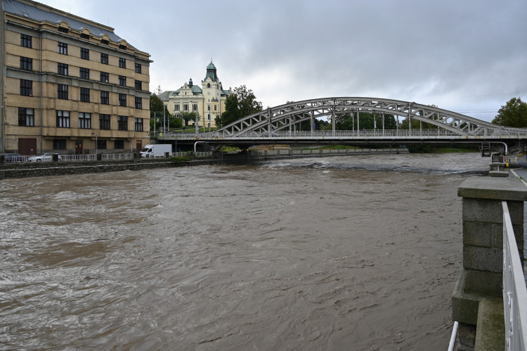 Ostravice v centru Ostravy se změnila v dravý tok, cesta k hradu zmizela