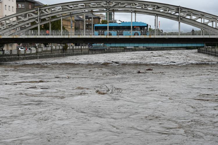 Ostravice v centru Ostravy se změnila v dravý tok, cesta k hradu zmizela
