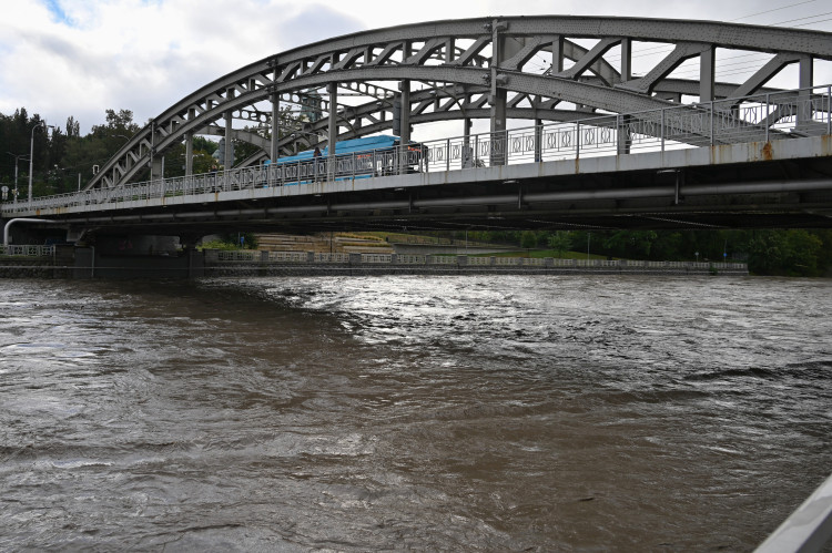 Ostravice v centru Ostravy se změnila v dravý tok, cesta k hradu zmizela