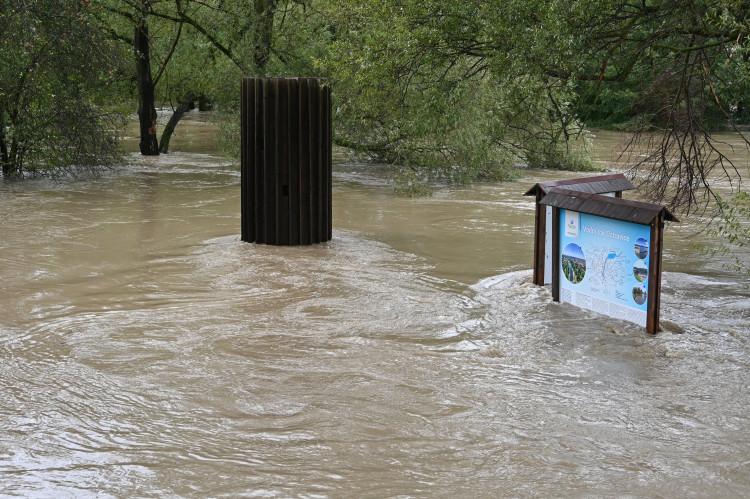 Ostravice v centru Ostravy se změnila v dravý tok, cesta k hradu zmizela