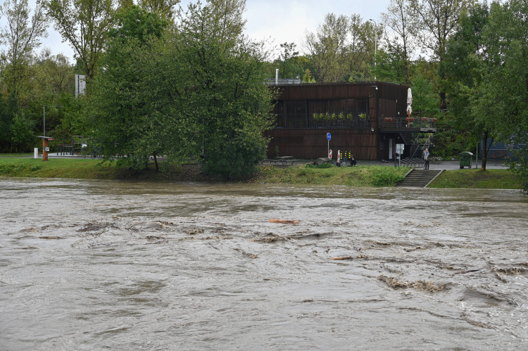 Ostravice v centru Ostravy se změnila v dravý tok, cesta k hradu zmizela