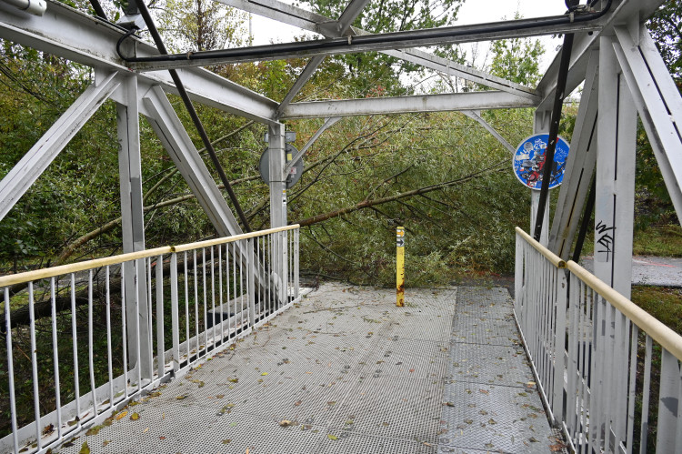 Ostravice v centru Ostravy se změnila v dravý tok, cesta k hradu zmizela