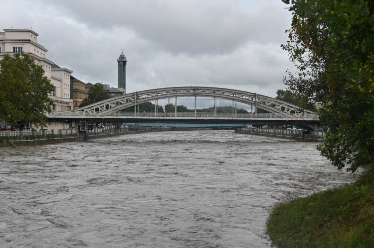Ostravice v centru Ostravy se změnila v dravý tok, cesta k hradu zmizela