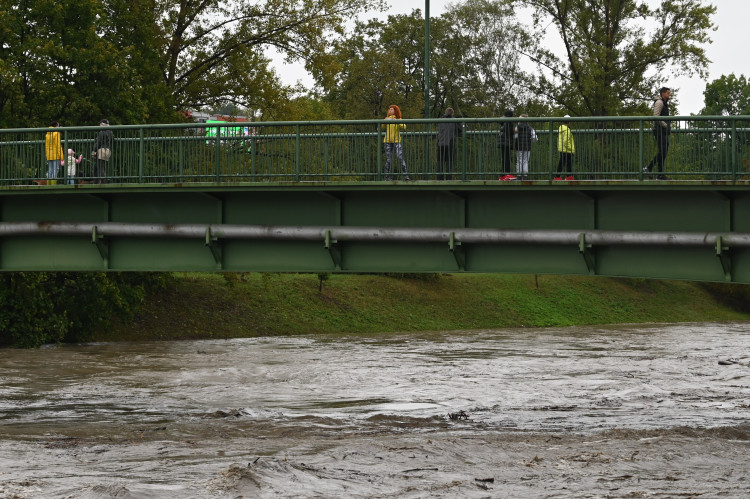 Ostravice v centru Ostravy se změnila v dravý tok, cesta k hradu zmizela