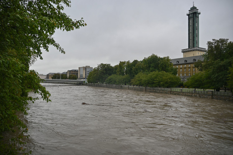 Ostravice v centru Ostravy se změnila v dravý tok, cesta k hradu zmizela