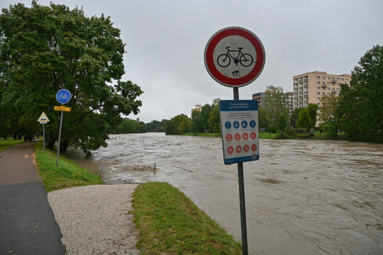 Ostravice v centru Ostravy se změnila v dravý tok, cesta k hradu zmizela