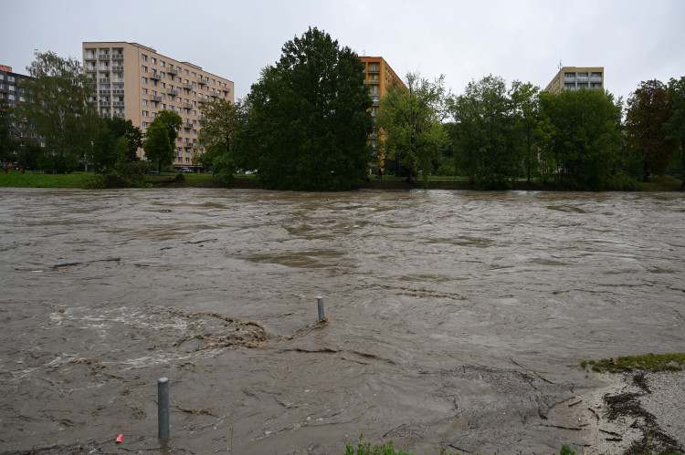 Ostravice v centru Ostravy se změnila v dravý tok, cesta k hradu zmizela