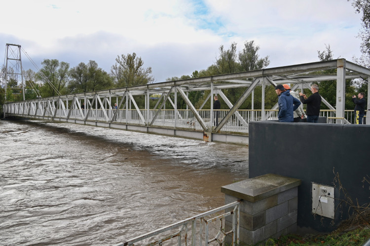 Ostravice v centru Ostravy se změnila v dravý tok, cesta k hradu zmizela