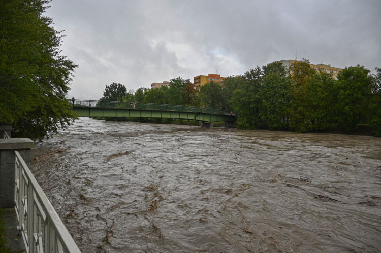 Ostravice v centru Ostravy se změnila v dravý tok, cesta k hradu zmizela