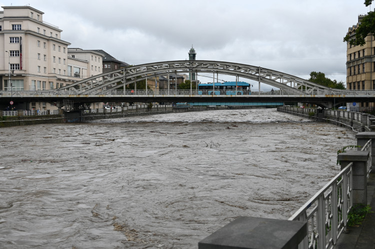 Ostravice v centru Ostravy se změnila v dravý tok, cesta k hradu zmizela