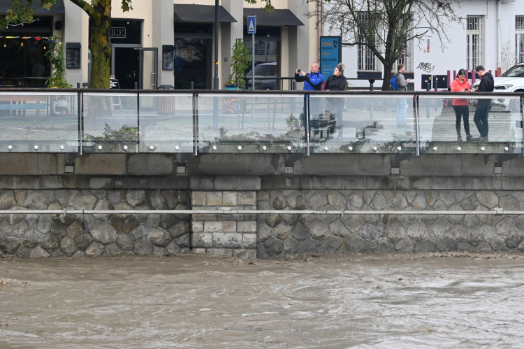 Ostravice v centru Ostravy se změnila v dravý tok, cesta k hradu zmizela