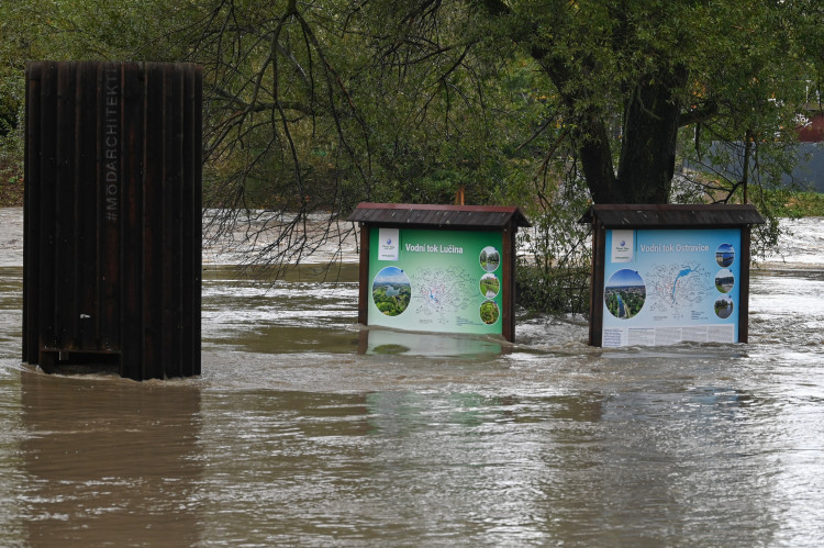 Ostravice v centru Ostravy se změnila v dravý tok, cesta k hradu zmizela