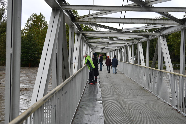 Ostravice v centru Ostravy se změnila v dravý tok, cesta k hradu zmizela