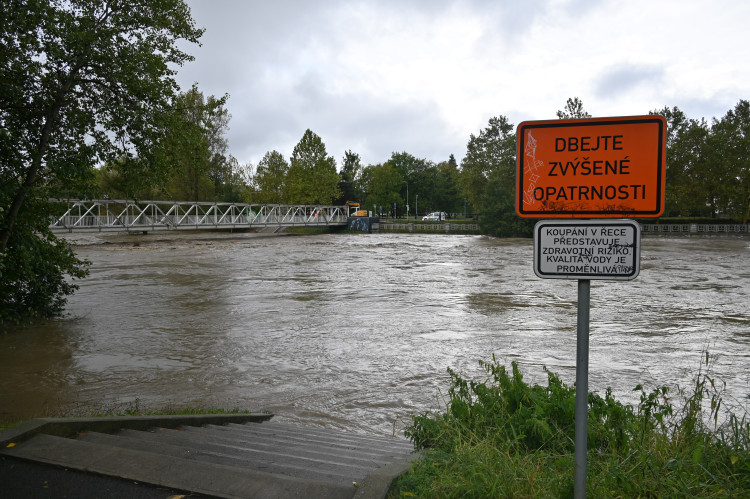 Ostravice v centru Ostravy se změnila v dravý tok, cesta k hradu zmizela