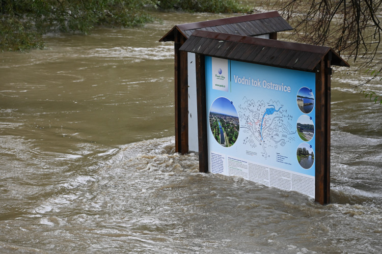 Ostravice v centru Ostravy se změnila v dravý tok, cesta k hradu zmizela