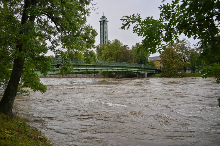 Ostravice v centru Ostravy se změnila v dravý tok, cesta k hradu zmizela