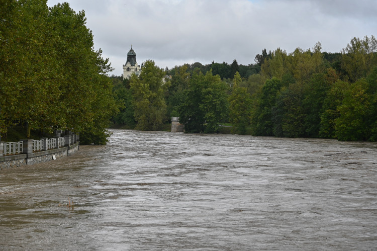 Ostravice v centru Ostravy se změnila v dravý tok, cesta k hradu zmizela