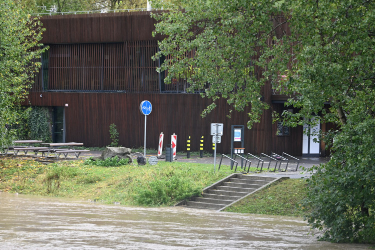 Ostravice v centru Ostravy se změnila v dravý tok, cesta k hradu zmizela