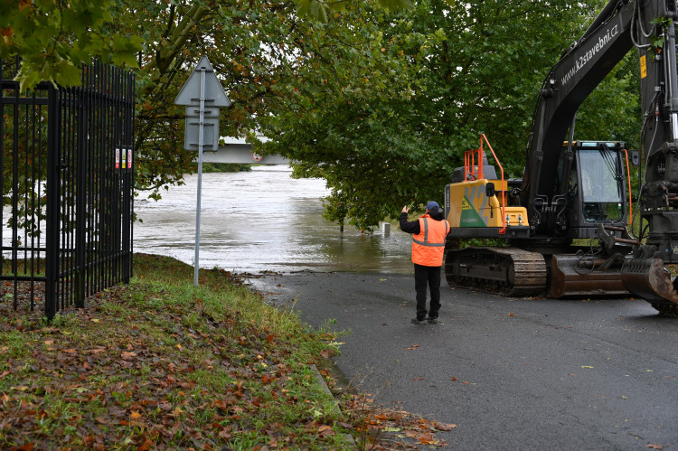 Ostravice v centru Ostravy se změnila v dravý tok, cesta k hradu zmizela