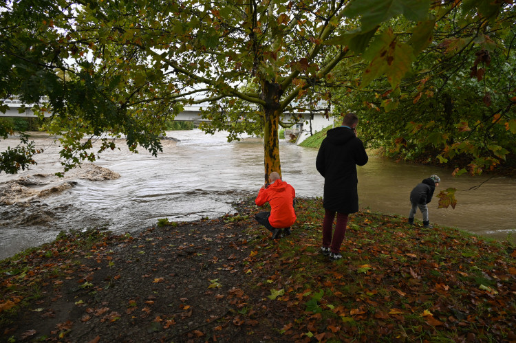 Ostravice v centru Ostravy se změnila v dravý tok, cesta k hradu zmizela
