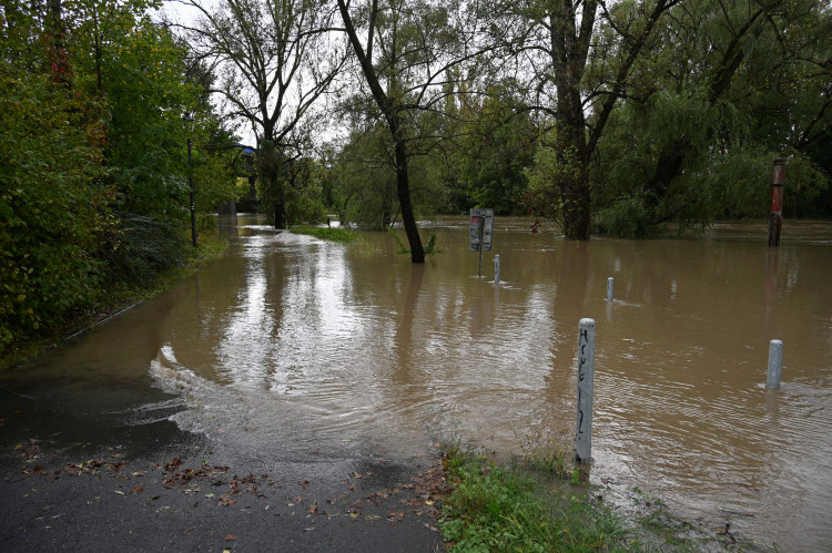 Ostravice v centru Ostravy se změnila v dravý tok, cesta k hradu zmizela