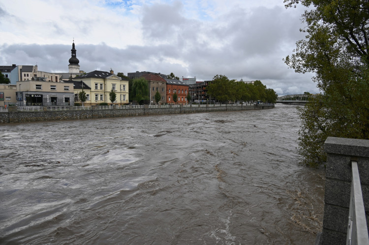 Ostravice v centru Ostravy se změnila v dravý tok, cesta k hradu zmizela