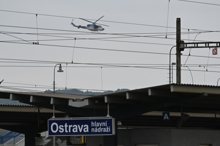 Přívoz v pondělí odpoledne. Voda, vrtulníky i ohně a černý dým z koksovny
