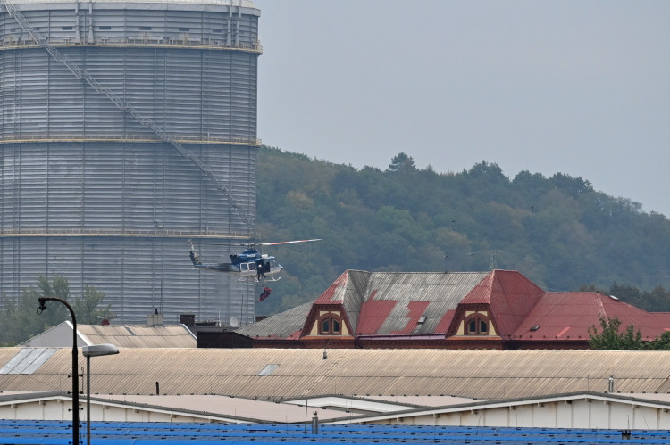 Přívoz v pondělí odpoledne. Voda, vrtulníky i ohně a černý dým z koksovny