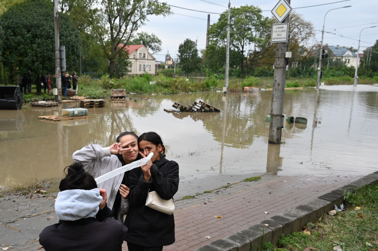 Přívoz v pondělí odpoledne. Voda, vrtulníky i ohně a černý dým z koksovny