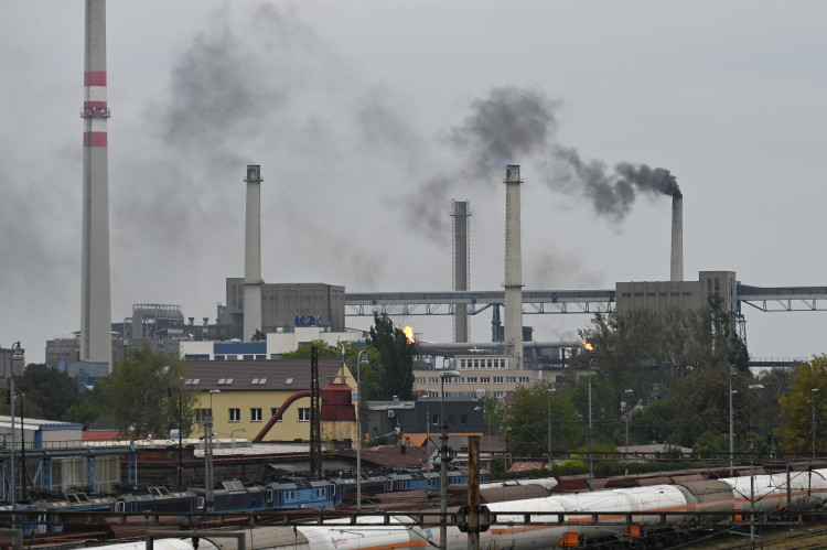 Přívoz v pondělí odpoledne. Voda, vrtulníky i ohně a černý dým z koksovny