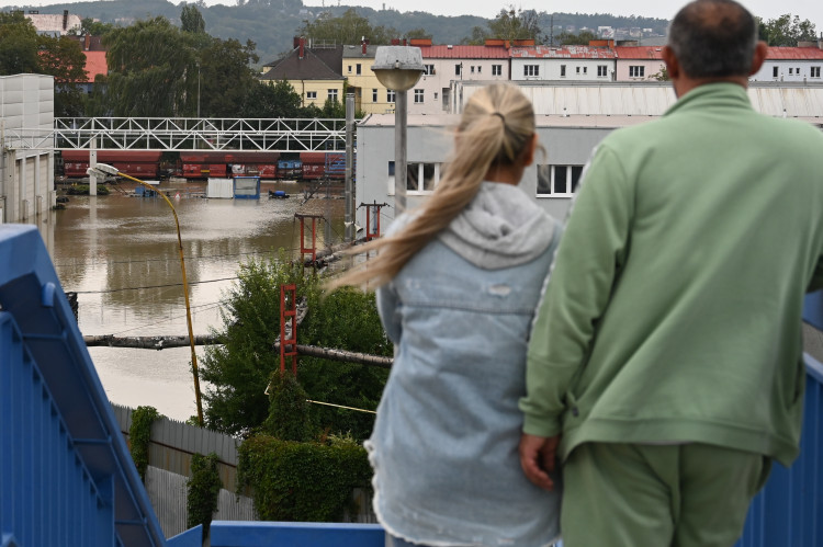 Přívoz v pondělí odpoledne. Voda, vrtulníky i ohně a černý dým z koksovny